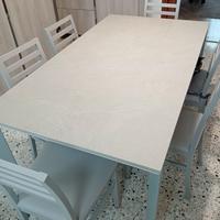 Tavolo moderno allungabile con sedie