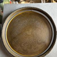 Antico vassoio in ottone inciso a mano