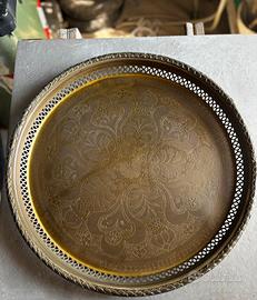 Antico vassoio in ottone inciso a mano