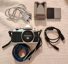 Olympus OM-D E-M10 II  + 2 Batterie e accessori