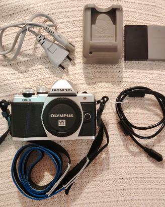 Olympus OM-D E-M10 II  + 2 Batterie e accessori