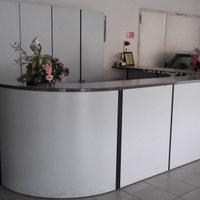 Reception angolare con scrivania interna e Armadio