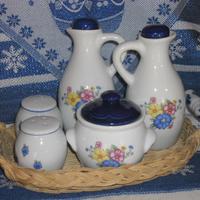 Cestino in vimini con ampolle in ceramica