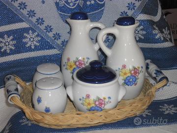 Cestino in vimini con ampolle in ceramica