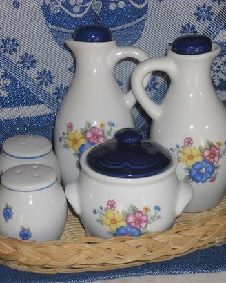 Cestino in vimini con ampolle in ceramica