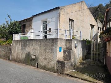 Saponara - Contrada Maiorani, Casa con giardino