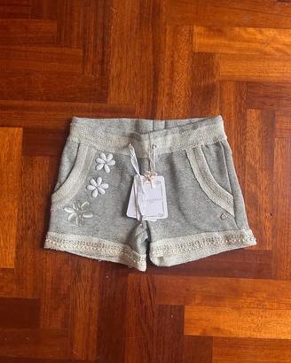 Shorts grigi con dettagli floreali