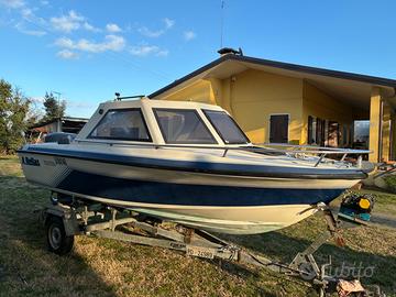 Barca con motore fuoribordo e carello