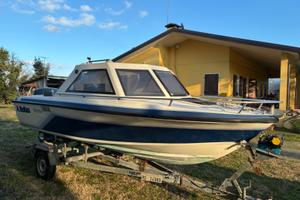 Barca con motore fuoribordo e carello