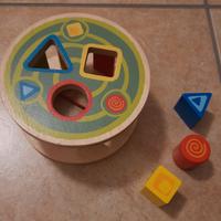 Gioco con figure in legno