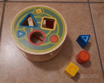 Gioco con figure in legno