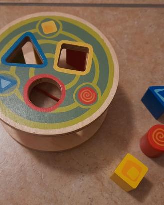 Gioco con figure in legno