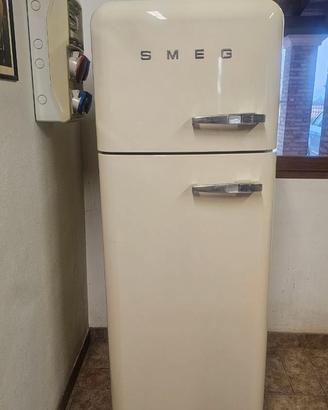 Iconico Smeg FAB30 Panna – Design anni '50