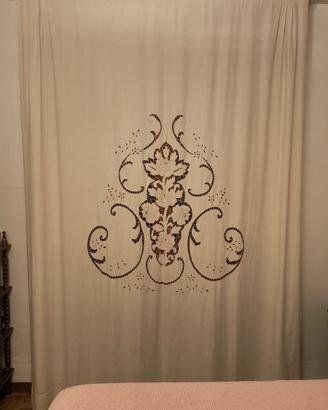 tenda ricamata a mano