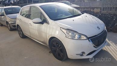 Peugeot 208 1.2 benzina anno 2013 X ricambi