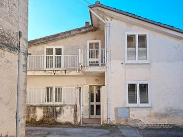 Casa indipendente bilivelli