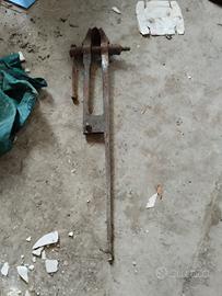 antica morsa in ferro 