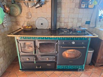 Stufa a legna Anselmo Cola con forno-fornelli SMEG