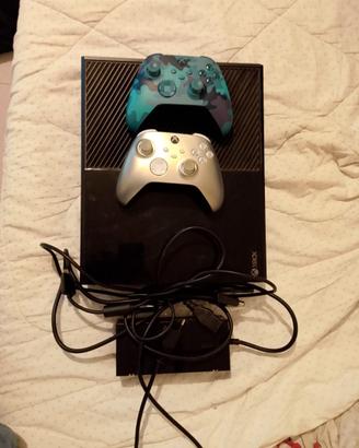 Xbox One e due controller