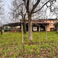 Abitazione con porticato convertibile e terreno di