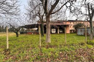 Abitazione con porticato convertibile e terreno di