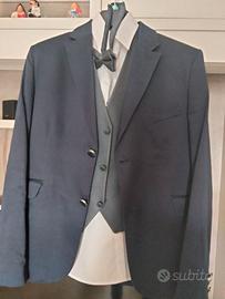 abito completo blu con camicia, gilet e farfallino