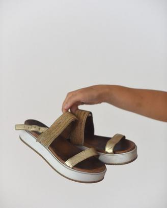 Sandali comodi zeppa bassa e cinturino caviglia