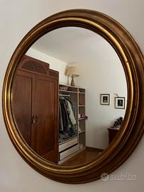 Specchio tondo con cornice in legno dorato