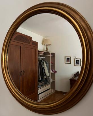 Specchio tondo con cornice in legno dorato