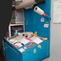 Scrittoio con armadio e pannello in metallo