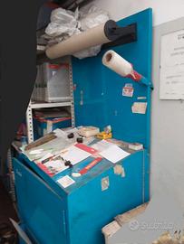 Scrittoio con armadio e pannello in metallo