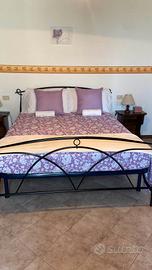 Letto matrimoniale con materasso in buono stato