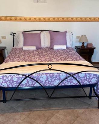 Letto matrimoniale con materasso in buono stato