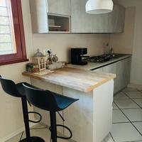 Cucina con penisola ed elettrodomestici