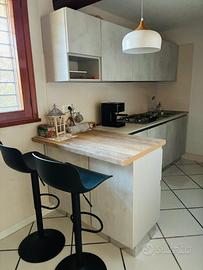 Cucina con penisola ed elettrodomestici