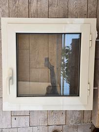 Finestra Quadrata con zanzariera