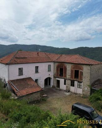 Rustico / Casale di 270 m² con più di 5 locali e b