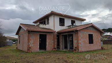Casa singola allo stato grezzo con garage e terren