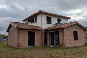 Casa singola allo stato grezzo con garage e terren