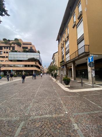 Negozio centro Saronno con doppia vetrina