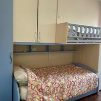 Cameretta a ponte con letto a castello e armadio