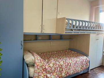 Cameretta a ponte con letto a castello e armadio