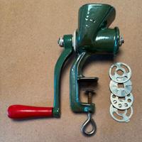 Tritacarne manuale vintage con 4 dischi