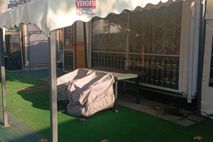 Casetta in legno campeggio con roulotte e veranda