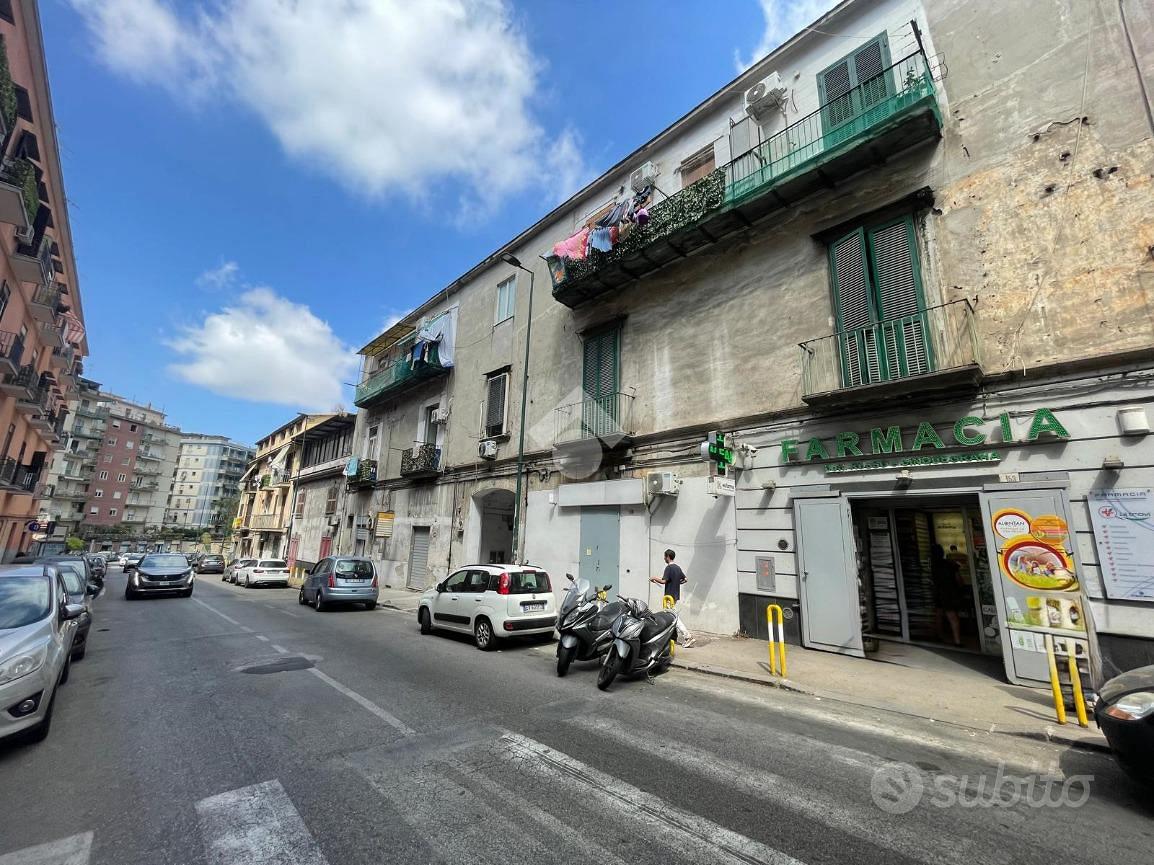 NEGOZIO A NAPOLI - Vista 2