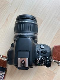 Canon EOS 100D con obiettivo