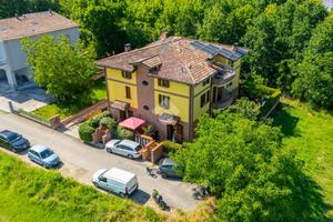 VILLA A SCHIERA CENTRALE A CASTELVETRO DI MODENA