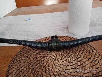 manubrio race face con attacco manubrio mtb