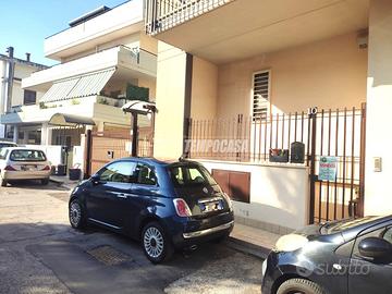 Locale uso deposito con box!