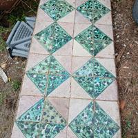 tavolo di mattonelle antiche